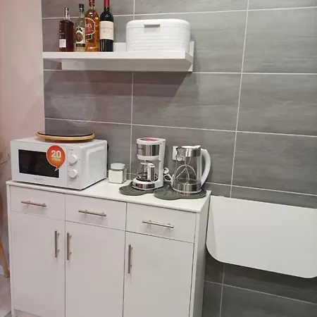 아파트 1 Pokojowy Z Aneksem Kuchennym I Lazienka 슈비노우이스쳬